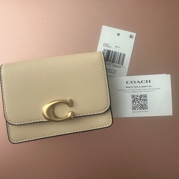 Coach Ivory Bandit Card Case NWT - Picture 1 of 4